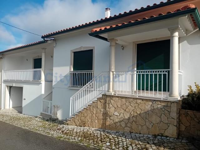 Moradia remodelada, com garagem e anexo, perto da Batalha