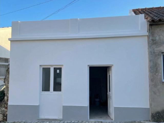 Moradia remodelada com terraço privado