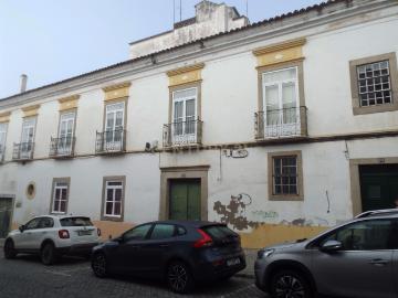 Moradia Remodelada com 13 Divisões | 3 Quartos 1 Suite | Rua do Raimundo – Évora