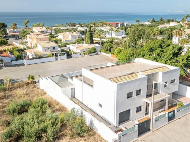 Moradia remodelada com 5 4+1 quartos com piscina e vista m. 230m² Guia