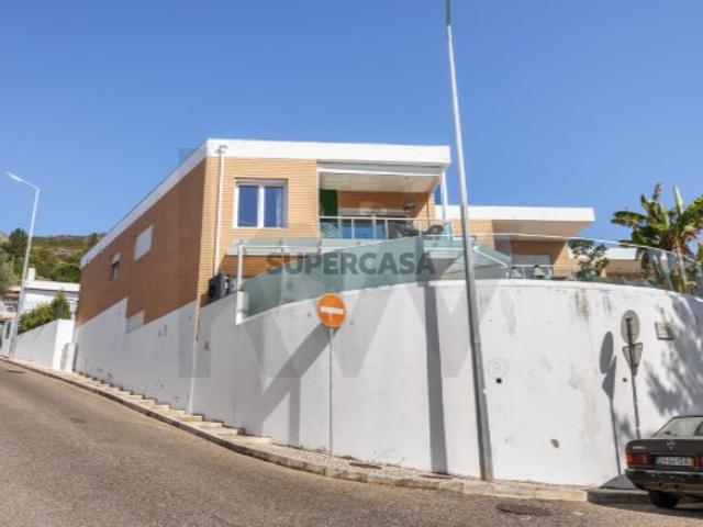 Moradia T3 Renovada a 300m da Praia da Califórnia com Piscina Privada e Vista Mar Sesimbra