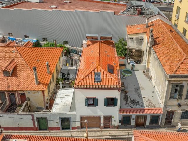 Moradia Remodelada no Centro do Funchal – 4 Pisos com Elevado Potencial de Rentabilidade