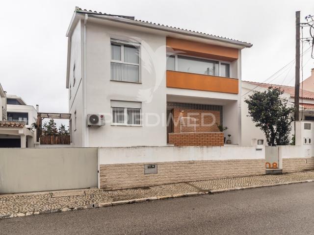 Moradia Remodelada T4 com garagem