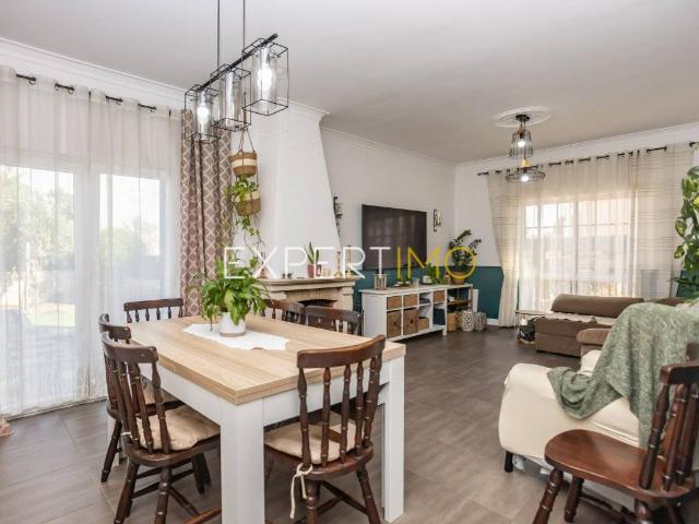 Moradia remodelada T4 e quintal com cerca de 200 m² | Pinhal Novo