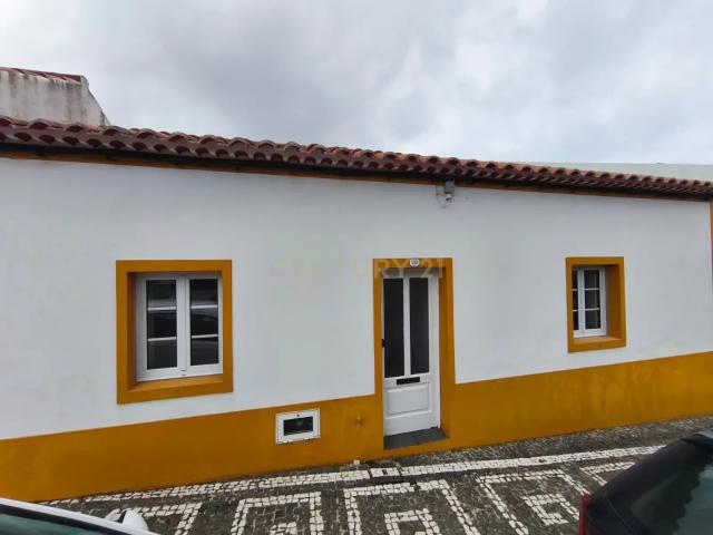 Moradia Renovada no Centro da Vila do Nordeste – Excelente Oportunidade
