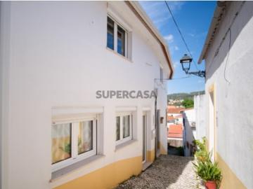 Moradia renovada no centro de Minde