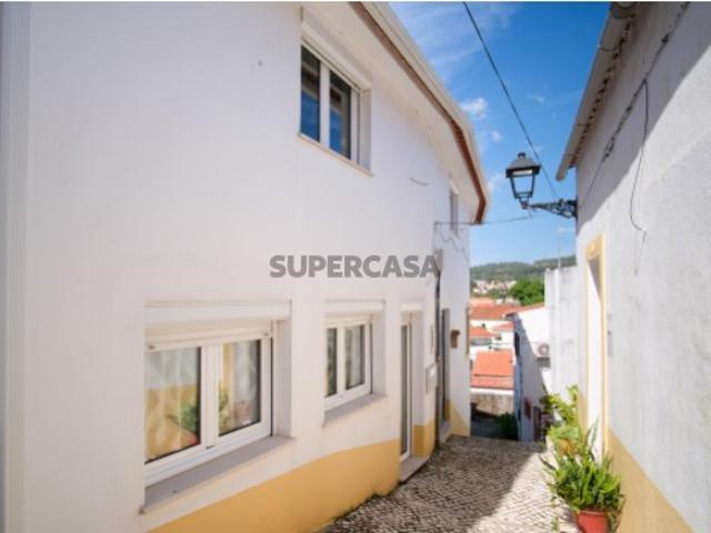 Moradia renovada no centro de Minde