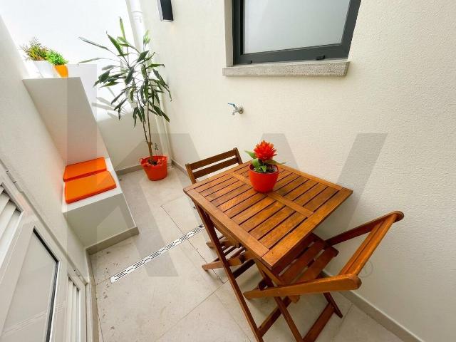 Moradia renovada no centro histórico de Cascais com simpático pátio
