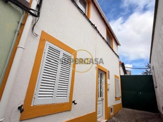 Moradia Renovada no Coração de Ponta Delgada