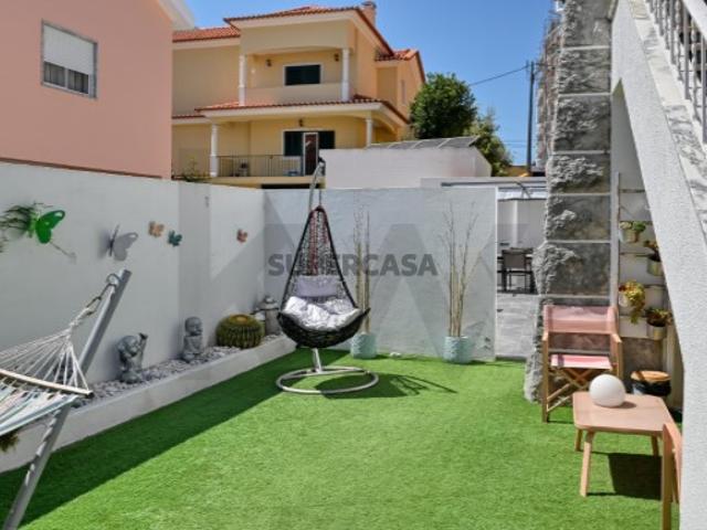Moradia renovada com 5 quartos e potencial bi familiar em Porto Salvo. Oeiras