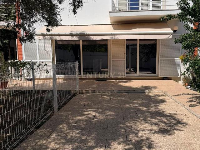 Moradia Renovada com 3 Quartos e estacionamento, São João da Talha em Loures, Lisboa