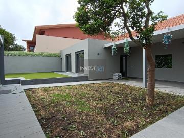 Moradia Renovada com Espaços Versáteis e Potencial Comercial — Castelo da Maia