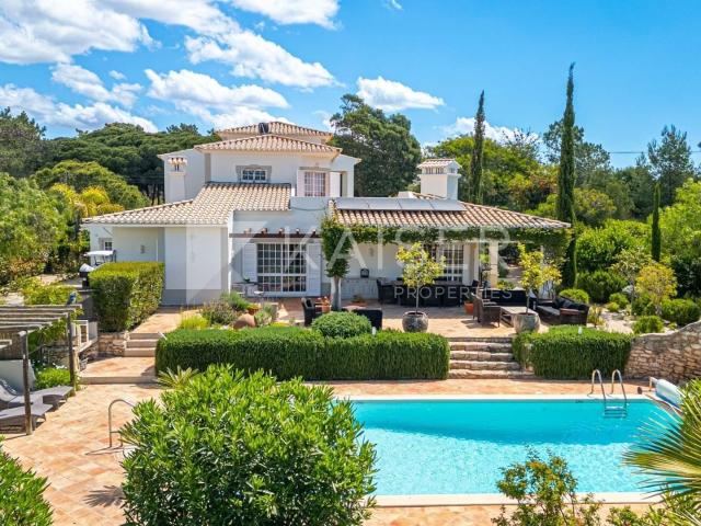 Moradia renovada com piscina aquecida e jardim, situada num. 271m² Lagoa e Carvoeiro