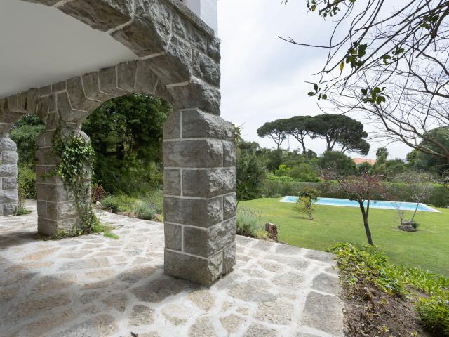 Moradia Renovada com Piscina e Jardim Privado de 1.900 m² no Estoril INVESTE Real Estate
