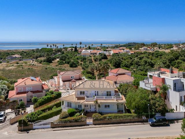 Moradia renovada com piscina e vista mar em Vale da Lama – L. 314m² Odiáxere