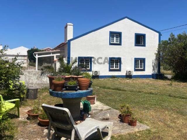 Moradia Renovada com Piscina, Jardim e 5 Quartos a Minutos das Praias da Foz do Arelho e São Martinho do Porto