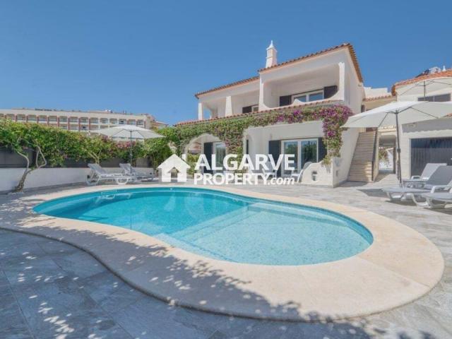 Moradia Renovada de 7 Quartos a Apenas 300m da Praia em Porc. 495m² Porches