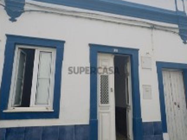 Moradia renovada localizada em zona historia de Olhão