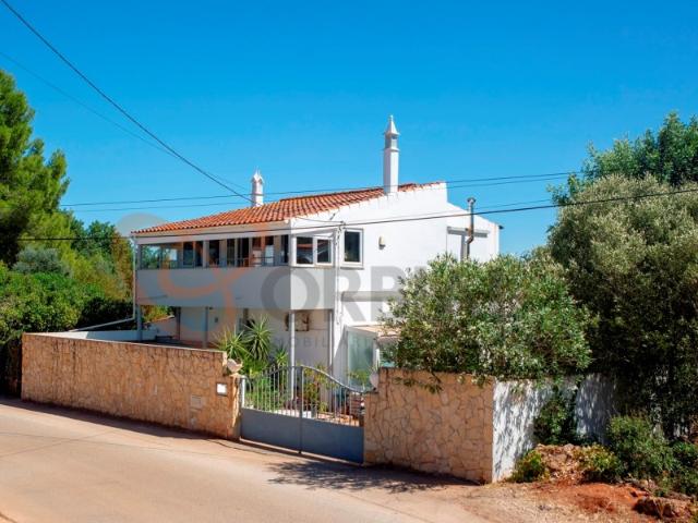 Moradia renovada localizada na freguesia de Paderne, Albufeira, inserida num terreno de 20600m2