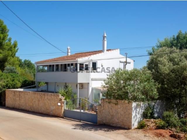 Moradia renovada localizada na freguesia de Paderne, Albufeira, inserida num terreno de 20600m2