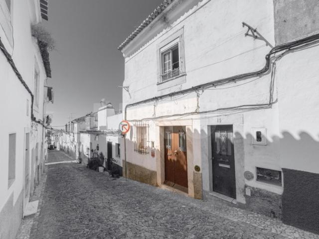 Moradia rés do chão para remodelação no Centro Histórico de Estremoz