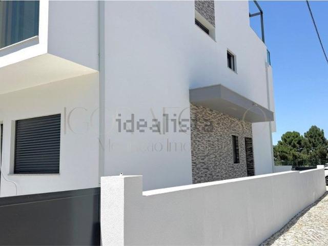 Moradia, Santiago Sesimbra