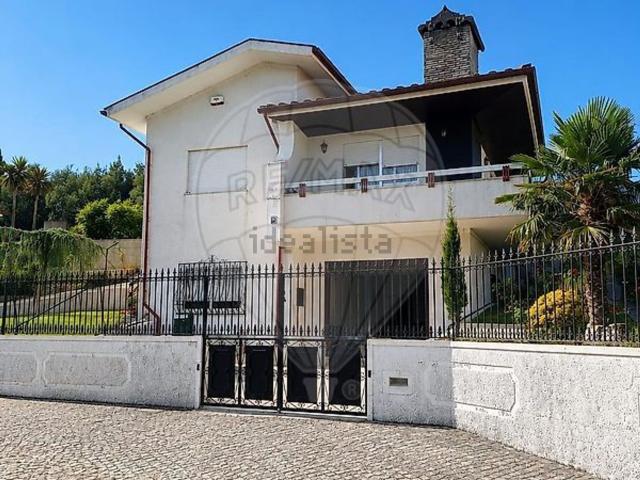 Moradia, Santo Tirso Couto Burgães