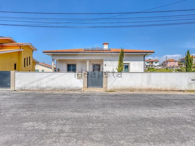 Moradia, Santo Tirso Couto Burgães