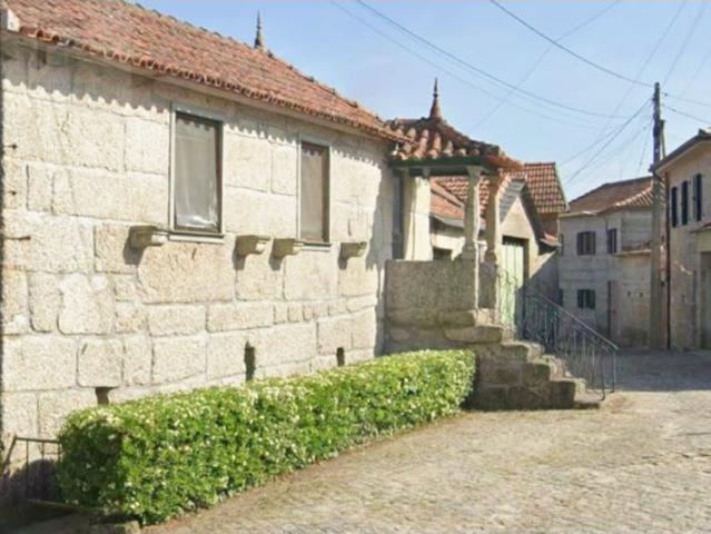 Moradia secular em granito e madeira charme, história e conforto