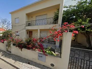 Moradia SEM LICENÇA DE UTILIZAÇÂO, de 9 assoalhadas, num lote de 616m2