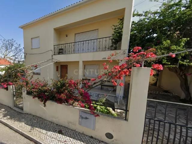 Moradia SEM LICENÇA DE UTILIZAÇÂO, de 9 assoalhadas, num lote de 616m2