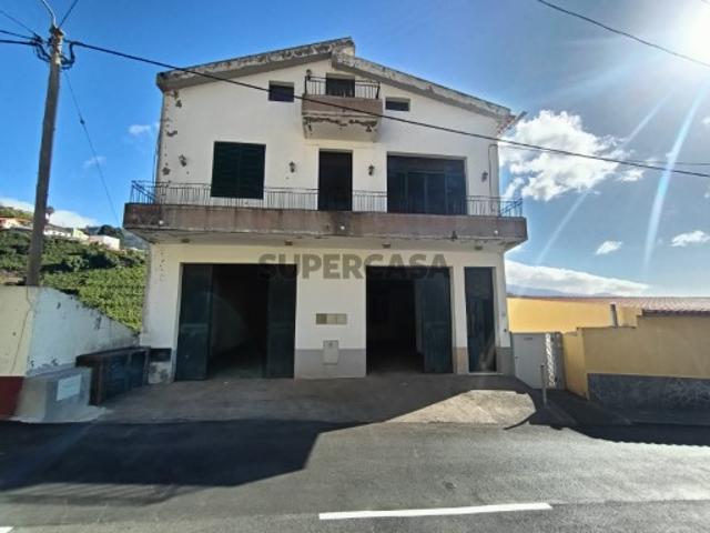 Moradia Sem licença de utilização T2 + T2 + 2 em sótão habitável com garagem/ duas lojas, vista mar