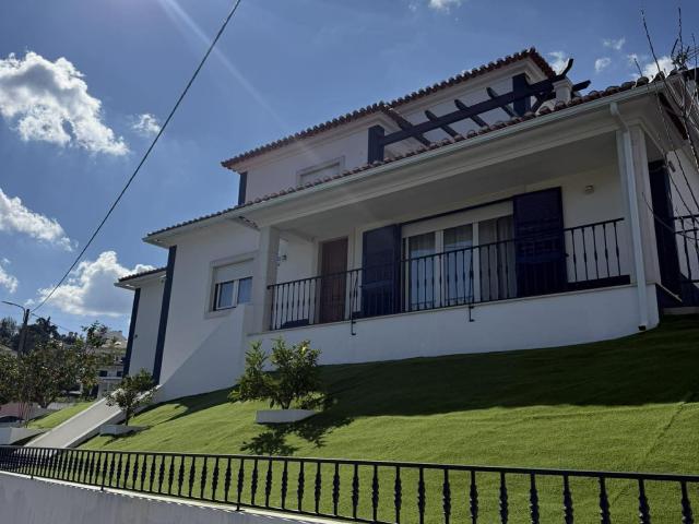 Moradia Semi Nova T4 de Luxo M3184/26