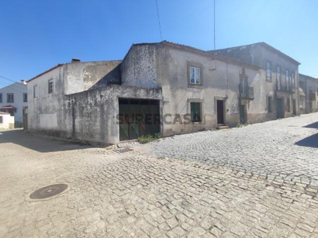 Moradia Senhorial com quintal e garagem