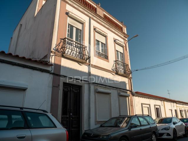 Moradia senhorial de dois pisos, rés do chão e primeiro andar, localizada em Ferreira do Alentejo