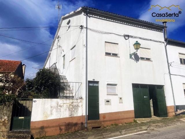 Moradia situada em plena vila de Oleiros
