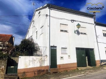 Moradia situada em plena vila de Oleiros