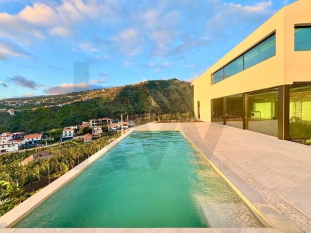 Moradia situada na Ribeira Brava com piscina e vista panorâmica para o mar