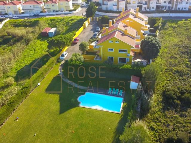 Moradia solarenga com piscina e jardim