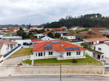 Moradia T4+1 Térrea com Espaço, Conforto e a Poucos Minutos de Leiria