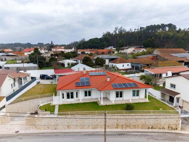 Moradia T4+1 Térrea com Espaço, Conforto e a Poucos Minutos de Leiria