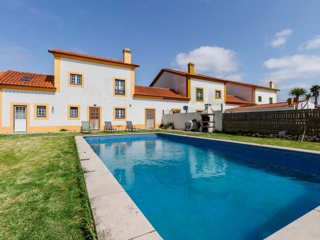 Moradia T4+1 c/ Piscina e Terreno de 560m2 na Lourinhã
