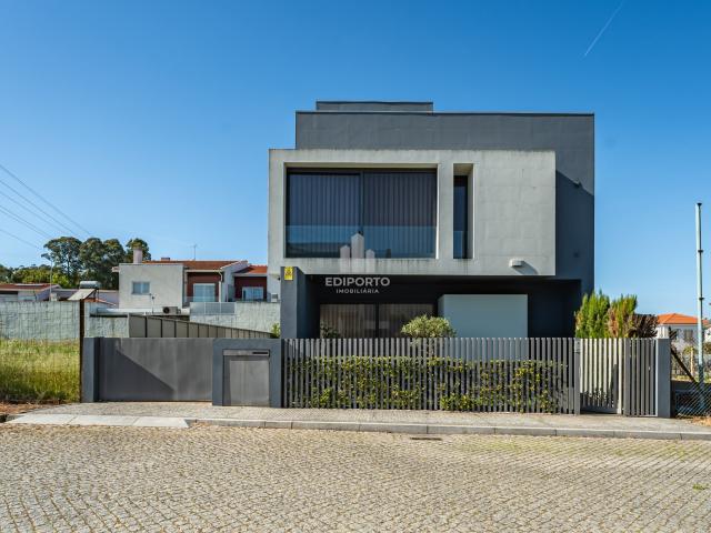 Moradia T4+1 com 4 Suítes e Acabamentos de Luxo