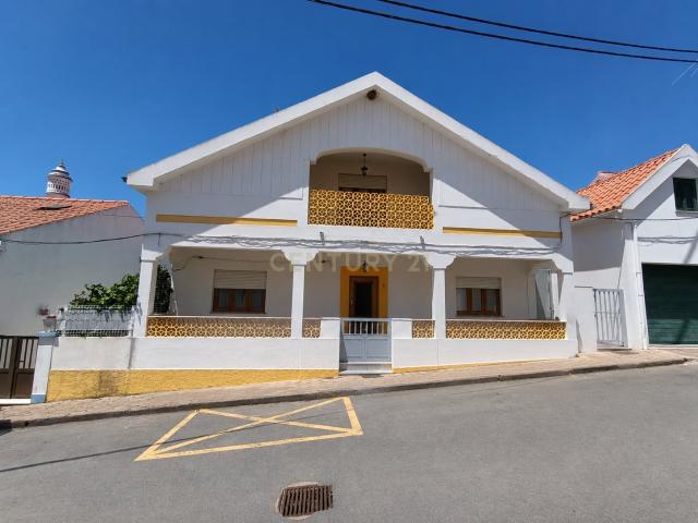 MORADIA T4+1 COM GARAGEM, POÇO, FURO, E POTENCIAL DE RENTABILIDADE