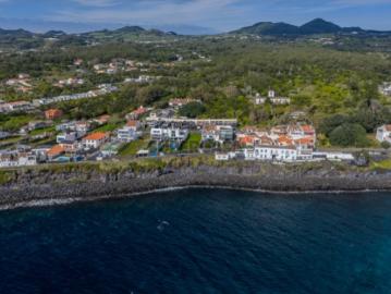Moradia T4+1 com Dupla Cozinha e Vista Mar Potencial de Investimento Único Entre Ponta Delgada e Lagoa