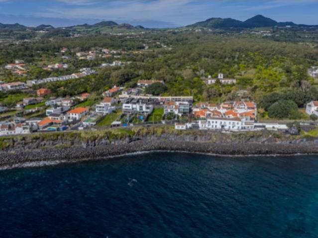 Moradia T4+1 com Dupla Cozinha e Vista Mar Potencial de Investimento Único Entre Ponta Delgada e Lagoa