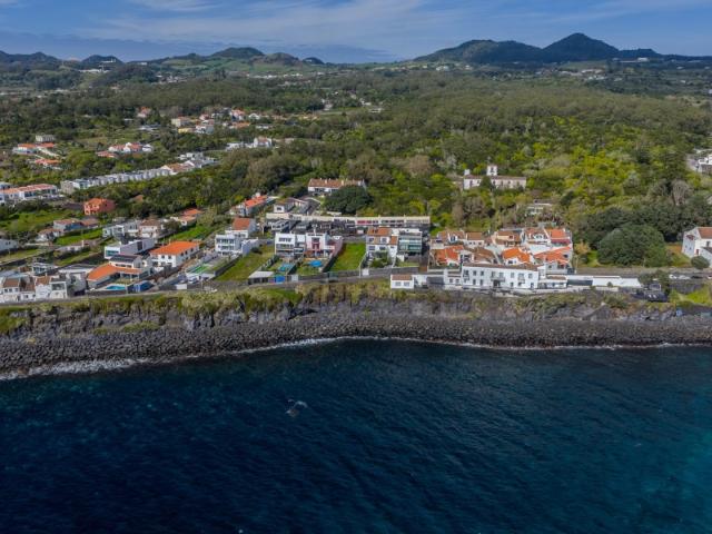 Moradia T4+1 com Dupla Cozinha e Vista Mar Potencial de Investimento Único Entre Ponta Delgada e Lagoa