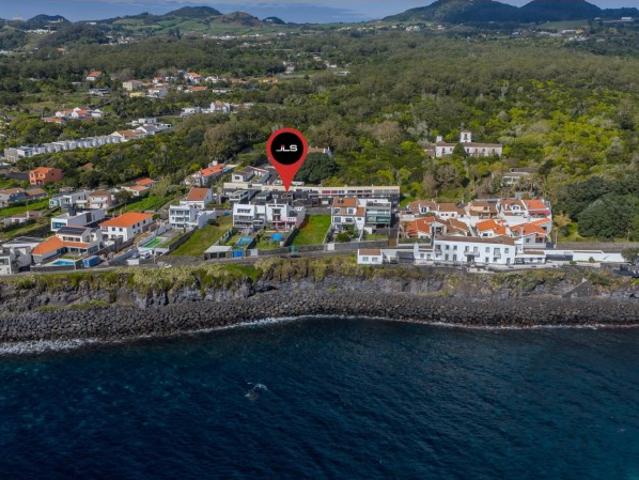 Moradia T4+1 com Dupla Cozinha e Vista Mar Potencial de Investimento Único Entre Ponta Delgada e Lagoa