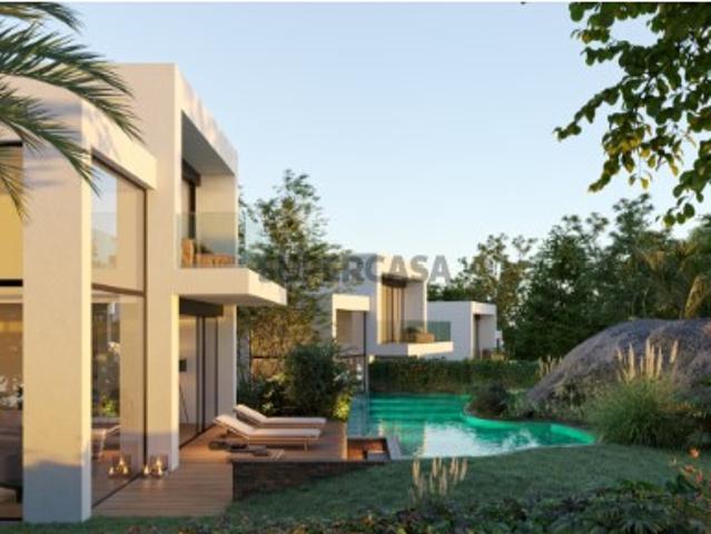Moradia T4+1 com jardim e piscina em Janes, Cascais