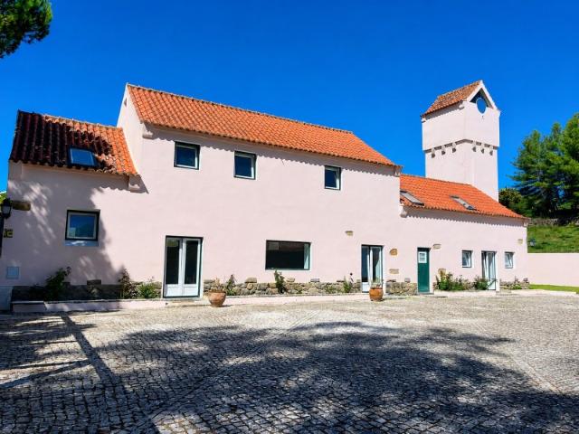 Moradia T4+1 com jardim e vista para a Serra, localizada na Ribeira de Sintra